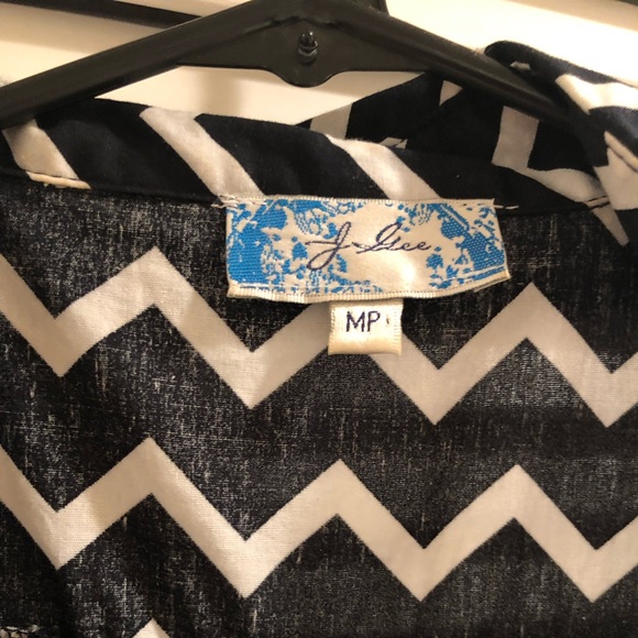 Cute casual black and white chevy zipper dress. - Picture 5 of 7